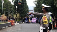 Aksi ini mendapat penjagaan dari aparat kepolisian.