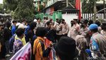 Minta Bertemu Dewan, Mahasiswa-Polisi Saling Dorong di DPRD Sukabumi