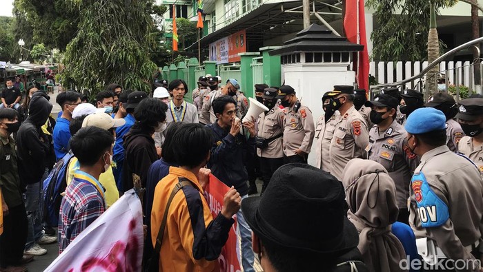 Sejumlah mahasiswa melakukan demonstrasi di depan gedung DPRD, Kota Sukabumi, Jumat (1/4/2022). Mulanya proses aksi berjalan tertib, mereka menyuarakan aspirasinya melalui pengeras suara. Karena tak kunjung diterima anggota dewan, insiden saling dorong pun tak terkendali.