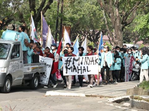 Demonstrasi mahasiswa UNS dan UTP di gedung DPRD, Jumat sore (1/4/2022).