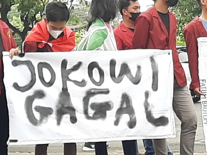 Demonstrasi mahasiswa UNS dan UTP di gedung DPRD, Jumat sore (1/4/2022).
