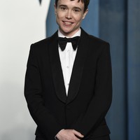 Elliot Page juga pernah mengungkapkan kebahagiaannya bisa menggunakan baju-baju pria, termasuk jas. Elliot mengaku bahwa dia lebih merasa percaya diri memakai setelan jas untuk datang ke Academy Awards 2022 karena pada akhirnya dia bisa menilai dirinya keren. Foto: Evan Agostini/Invision/AP/Evan Agostini