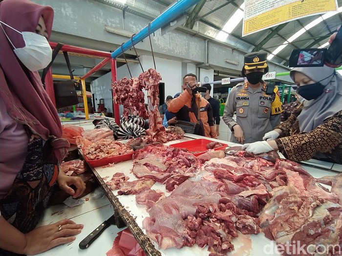 Forkopimda memantau daging sapi di Pasar Rejowinangun, Jumat (1/4/2022).