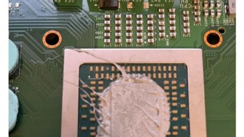 Pasta termal atau pendingin prosesor digunakan untuk mengisi celah udara, memungkinkan transfer panas yang lebih efisien pada barang-barang listrik. Namun jika terlalu banyak bisa merusak perangkat tersebut. Seperti ini di mana teknisi harus pintar untuk memperbaiki konsol Xbox One karena kebanyakan pasta termal. Foto: Drivepedia