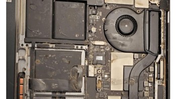 Begini jadinya jika MacBook 2017 ketumpahan kopi panas sudah lama, bukannya langsung diperbaiki tapi dibiarkan di lemari selama dua tahun. Foto: Drivepedia