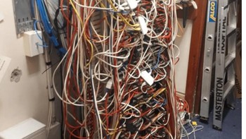 Ini adalah mimpi terburuk pekerja dukungan teknis. Jika kamu seorang ahli teknologi yang sangat terorganisir, hanya dengan melihat kekacauan ini dijamin akan membuat kamu merinding. Untuk semua pembuat PC, penting untuk fokus pada mengikat semuanya untuk mencegah kerusakan pada sistem. Ini bukan hanya untuk tujuan estetika — semua kabel harus diamankan dengan rapi dan bebas dari bagian yang bergerak atau bahaya untuk mempertahankan fungsionalitas dasar, dan mencegah malfungsi. Tidak ada yang suka kabel kusut. Foto: Drivepedia