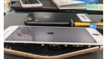 Teknisi ini dibuat bingung saat harus memperbaiki bagian belakang iPhone yang bengkok namun bagian layarnya tetap utuh sepenuhnya.  Foto: Drivepedia