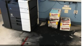 Orang ini terkejut ketika printer mereka tidak berfungsi, menyebabkan ledakan tinta hitam di seluruh lantai! Berantakan sekali. Foto: Drivepedia