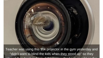 Proyektor sekolah adalah peralatan yang mahal, tetapi diperlukan untuk pengajaran yang efektif. Guru olahraga ini membuat kesalahan fatal ketika mereka memutuskan untuk memegang buku dan menutupi bagian depan proyektor untuk melindungi penglihatan siswa. Hal ini menyebabkan proyektor menyala dan menghanguskan lensa. Foto: Drivepedia