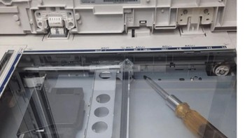 Ketika bukan orang profesional terlatih untuk memperbaiki mesin fotokopi, jadinya obeng besar malah tertinggal di dalam mesin. Foto: Drivepedia