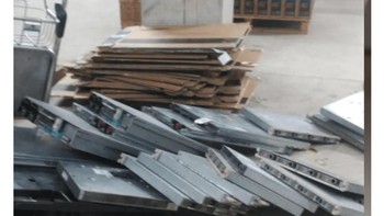 Dalam istilah dasar, server hanyalah perangkat lunak yang berjalan di komputer, baik secara lokal maupun jarak jauh. Terkadang, orang TI menyebut komputer yang sangat kuat sebagai server untuk membedakannya dari laptop dan desktop yang kami semua gunakan untuk menyelesaikan pekerjaan rumah online kami, mengirim email pekerjaan yang membosankan, dan menelusuri video YouTube lucu. Ketika server mati, mungkin ada banyak masalah potensial. Dalam hal ini, server benar-benar mati, secara fisik jatuh ke tanah. Foto: Drivepedia