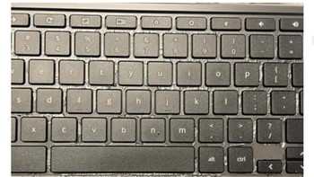 Selama pandemi COVID-19, kita selalu diingatkan betapa pentingnya cuci tangan dan menjaga kebersihan diri. Menggunakan pembersih tangan adalah cara terbaik untuk menjaga kulit bersih dan menghindari bakteri atau virus jahat. Namun, kata peringatan harus diberikan. Jika laptop kamu memiliki casing plastik, pastikan untuk menggosok pembersih tangan dan biarkan mengering sebelum menggunakan komputer! Atau alkohol dari hand sanitizer akan membuat plastik melengkung. Foto: Drivepedia