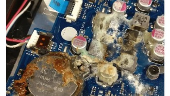 Ketika teknisi harus jago membersihkan bagian dalam laptop yang ketumpahan kuah nasi. Foto: Drivepedia