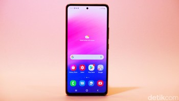 Galaxy A53 membawa layarnya Super AMOLED berukuran 6,5 inch Full HD+ dengan dukungan refresh rate 120Hz. Foto: Adi Fida Rahman/detikINET