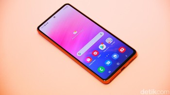 Dapur pacunya menggunakan chip Exynos 1280 yang memiliki fabrikasi 5 nm menjanjikan kinerja yang lebih ngebut. Foto: Adi Fida Rahman/detikINET