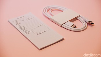 Demi mengurangi limbah elektronik, Samsung tidak menyertakan charger di dalamnya. Hanya ada kabel data USB Type C dan kertas petunjuk. Foto: Adi Fida Rahman/detikINET