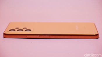 Bodinya dibuat lebih tipis dengan ketebalan 8,1 mm dan berbobot 186 gram, pun begitu HP ini tahan air dan debu (IP67). Foto: Adi Fida Rahman/detikINET