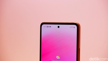 Kamera selfienya 32 MP yang berada di punch hole tengah atas layar. Foto: Adi Fida Rahman/detikINET