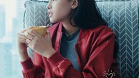 Selain sambil bermain ponsel, menikmati kopi hangat sambil memandang suasana sekitar juga digemari Maudy Ayunda. Waktu bersantai seperti ini memang begitu menenangkan. Foto: Instagram/maudyayunda