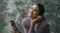 Walaupun dikenal hobi belajar, Maudy Ayunda juga senang bersantai. Sekadar minum kopi sambil bermain ponsel menjadi momen mengasyikkan bagi Maudy ayunda. Foto: Instagram/maudyayunda