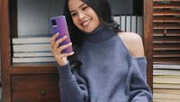 Duduk di bawah rak buka juga menjadi acara bersantai ala Maudy Ayunda. Bermain ponsel sambil minum minuman hangat begitu menenangkan untuk dirinya. Foto: Instagram/maudyayunda