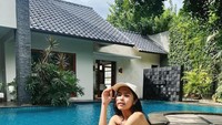 Peduli akan kesehatan tubuhnya, menjaga hidrasi selalu diperhatikan oleh Maudy Ayunda. Sebotol air mineral tidak pernah bergeser dari sisinya bahkan saat melakukan olahraga. Foto: Instagram/maudyayunda