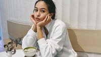 Saat mengunjungi kafe, dirinya juga senang memesan minuman-minuman hangat. Green tea latte yang cantik dipesan Maudy Ayunda untuk merelaksasi dirinya. Foto: Instagram/maudyayunda