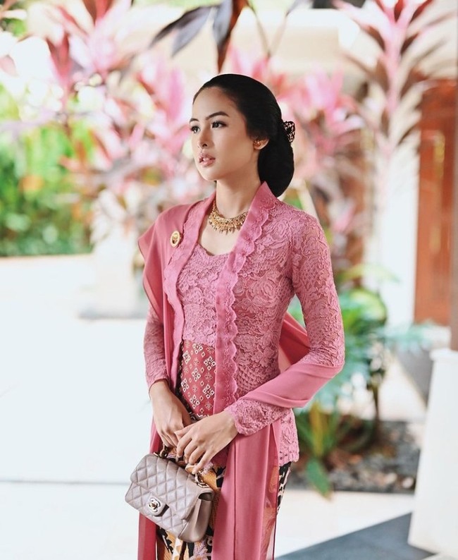 Maudy Ayunda memilih gaya Jawa klasik saat kondangan ke pernikahan sahabatnya, Putri Tanjung dan Guniandra Jatikusumo, pada Maret 2022 silam. Penampilannya sebagai anak muda yang mempertahankan tradisi Indonesia menuai pujian. Penyanyi sekaligus aktris ini tampil serba pink dengan kebaya Kutubaru dipadu kain batik.