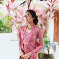 Maudy Ayunda memilih gaya Jawa klasik saat kondangan ke pernikahan sahabatnya, Putri Tanjung dan Guniandra Jatikusumo, pada Maret 2022 silam. Penampilannya sebagai anak muda yang mempertahankan tradisi Indonesia menuai pujian. Penyanyi sekaligus aktris ini tampil serba pink dengan kebaya Kutubaru dipadu kain batik.
