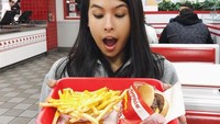 Wanita yang menempuh pendidikan di luar negeri ini juga hobi kulineran. Walaupun hanya sekadar burger dan kentang goreng, Maudy Ayunda senang mencoba berbagai macam restoran yang tak pernah dicoba sebelumnya. Foto: Instagram/maudyayunda