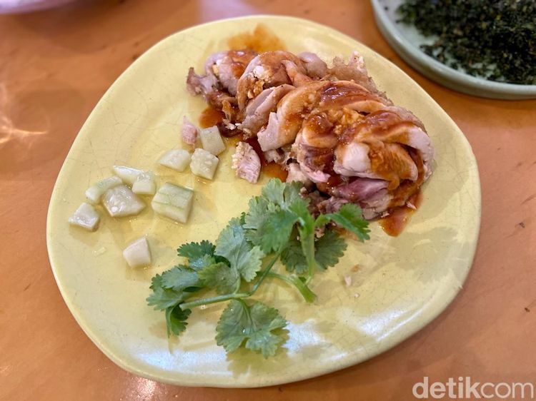 Lembut Juicy Ayam Gulung Isi Telur Asin di Gang Nikmat