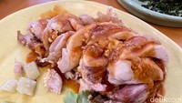 Salah satu menu yang jadi andalan di Gang Nikmat adalah Ayam Gulung Isi Telur Asin (Rp 30.000). Menu ini berupa daging paha ayam yang dibalur dengan saus dan kuning telur asin. Foto: detikcom/Riska Fitria