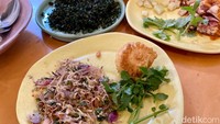 Ada juga menu Teri Pedas Honje (Rp 25.000). Menu ini berupa tumisan ikan teri medan dan honje alias kecombrang. Disajikan dengan telur tempura. Foto: detikcom/Riska Fitria