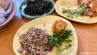 Dilengkapi dengan selada air. Aroma kecombrangnya juga segar harum, memang cocok dijodohkan dengan ikan teri  asin. Sebagai lauk pelengkap ada Spicy Kailan Crispy (Rp 15.000). Foto: detikcom/Riska Fitria