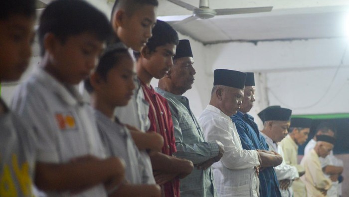 Tarekat Naqsabandiyah di Sumatera Barat melaksanakan salat tarawih pertama pada Kamis (31/3/2022) malam. Jemaah tarekat itu pun mulai puasa hari ini.