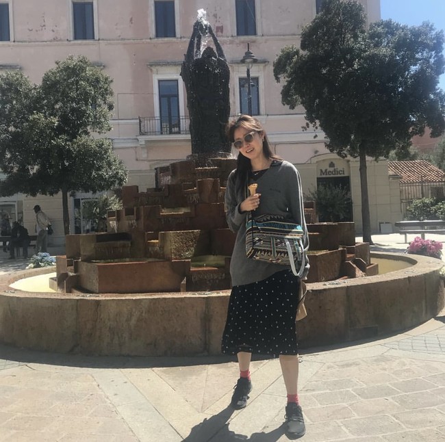 Penyanyi Korea yang lahir di Amerika Serikat itu disebut-sebut sudah melamar Gong Hyo Jin. Pasangan itu juga dikabarkan telah memberi tahu kenalan mereka tentang rencana pernikahan yang tertunda. Foto: dok. Instagram @rovvxhyo