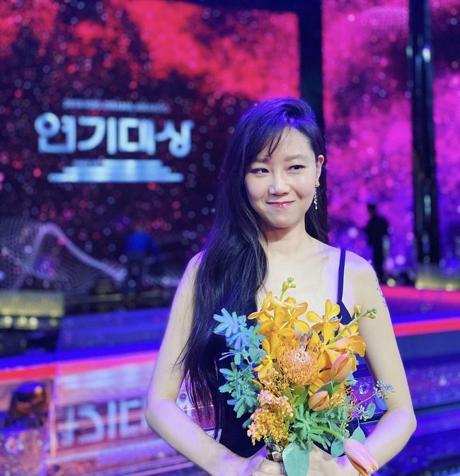 Hingga akhirnya, Sports Chosun melaporkan bahwa Gong Hyo Jin sudah bertunangan dengan kekasihnya Kevin Oh. Kabar itu tersiar sehari setelah acara pernikahan Hyun Bin dan Son Ye Jin. Foto: dok. Instagram @rovvxhyo