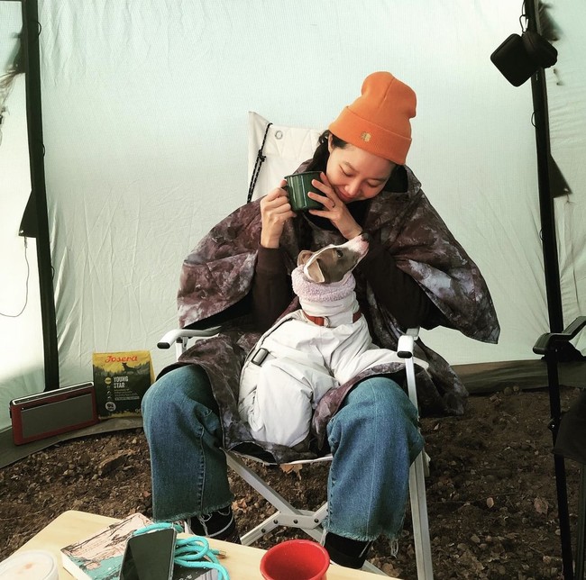 Beberapa teman dekat Gong Hyo Jin yang telah mengenal Kevin Oh di antaranya Son Dam Bi, Jung Ryeo Won, dan Im Sumi. Gong Hyo Jin dan Kevin Oh sendiri terpaut 10 tahun di mana sang aktris lebih tua. Foto: dok. Instagram @rovvxhyo