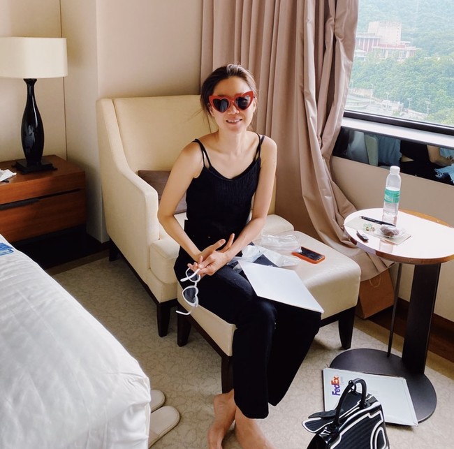 Penggemar pun berharap dia segera menyusul sahabatnya menikah. Namun setelah putus dari Lee Jin Wook, hubungan asmaranya tertutup rapat dari publik. Foto: dok. Instagram @rovvxhyo