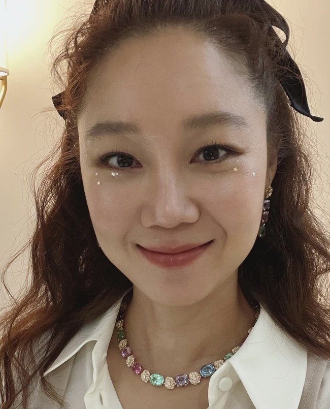 Menyusul laporan tersebut, agensi Gong Hyo Jin mengkonfirmasi hubungan artisnya dengan Kevin Oh. Namun, keduanya tidak berencana menikah dalam waktu dekat. Foto: dok. Instagram @rovvxhyo