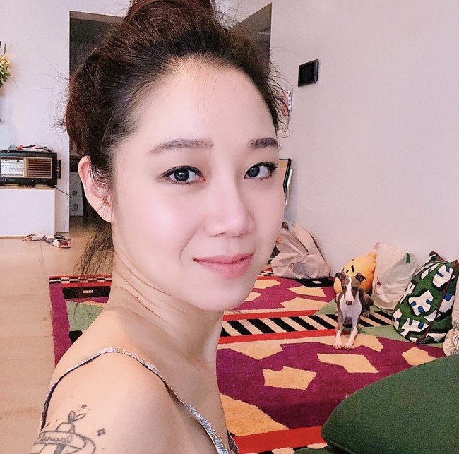 Walaupun tak pernah mengungkap hubungan asmaranya, sang aktris pernah mengunggah tangkapan layar saat mendengarkan lagu Kevin Oh di Instagram. Pria itu memenangkan acara survival Superstar K7 dan telah merilis album. Foto: dok. Instagram @rovvxhyo