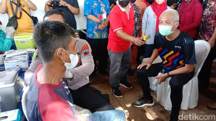 Gubernur Jawa Tengah Ganjar Pranowo saat meninjau vaksin di Purbalingga, Jumat (1/4/2022).
