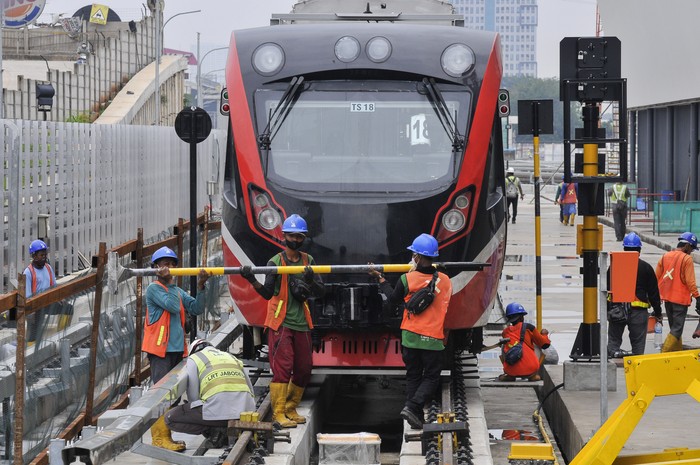 Sejumlah pekerja menyelesaikan proyek pembangunan  Depo LRT (Light Rail Transit) Jabodebek di Jatimulya, Kabupaten Bekasi, Jawa Barat, Jumat (1/4/2022). Progres pembangunan LRT Jabodebek tahap 1 mencapai 90 persen dengan rincian Cawang-Cibubur 95 persen, Cawang-Dukuh Atas 90 persen, Cawang-Bekasi Timur 88 persen dan ditargetkan dapat beroperasi pada Agustus 2022. ANTARA FOTO/ Fakhri Hermansyah/nym.