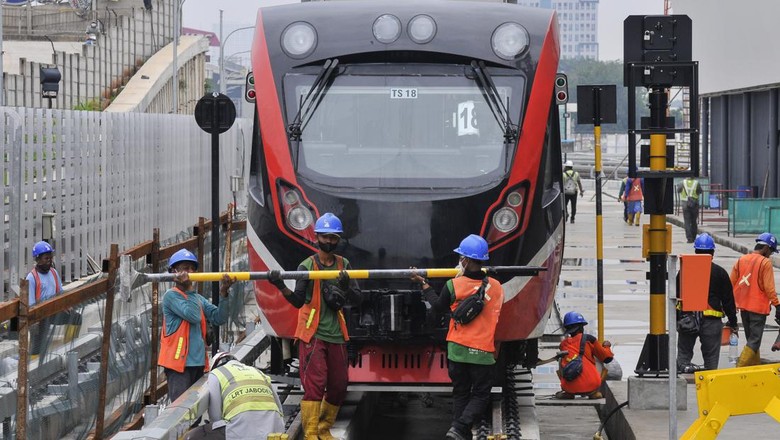 Sejumlah pekerja menyelesaikan proyek pembangunan  Depo LRT (Light Rail Transit) Jabodebek di Jatimulya, Kabupaten Bekasi, Jawa Barat, Jumat (1/4/2022). Progres pembangunan LRT Jabodebek tahap 1 mencapai 90 persen dengan rincian Cawang-Cibubur 95 persen, Cawang-Dukuh Atas 90 persen, Cawang-Bekasi Timur 88 persen dan ditargetkan dapat beroperasi pada Agustus 2022. ANTARA FOTO/ Fakhri Hermansyah/nym.