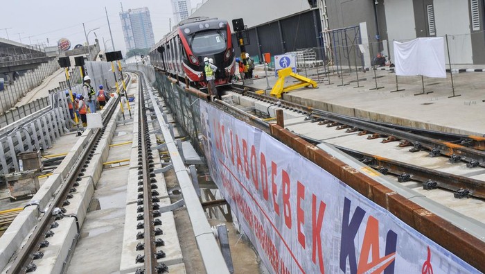 Sejumlah pekerja menyelesaikan proyek pembangunan  Depo LRT (Light Rail Transit) Jabodebek di Jatimulya, Kabupaten Bekasi, Jawa Barat, Jumat (1/4/2022). Progres pembangunan LRT Jabodebek tahap 1 mencapai 90 persen dengan rincian Cawang-Cibubur 95 persen, Cawang-Dukuh Atas 90 persen, Cawang-Bekasi Timur 88 persen dan ditargetkan dapat beroperasi pada Agustus 2022. ANTARA FOTO/ Fakhri Hermansyah/nym.