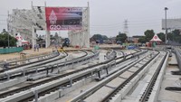 Sejumlah pekerja menyelesaikan proyek infrastruktur Depo LRT (Light Rail Transit) Jabodebek di Jatimulya, Kabupaten Bekasi, Jawa Barat, Jumat (1/4/2022).