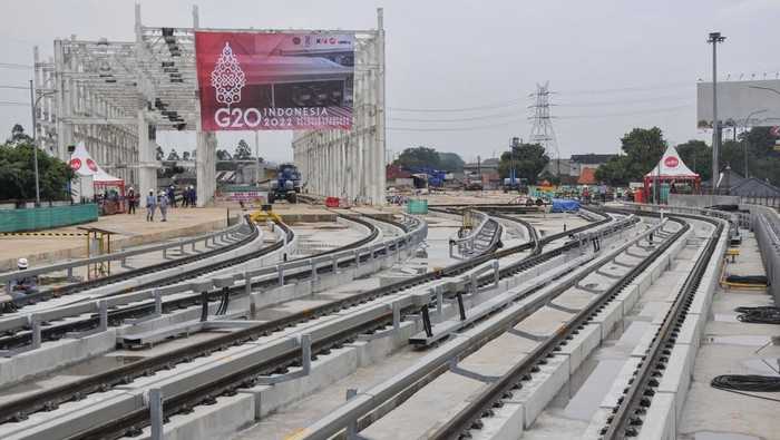 Hampir Rampung, Begini Progres Pembangunan Depo LRT Jabodebek Sejumlah pekerja menyelesaikan proyek pembangunan Depo LRT (Light Rail Transit) Jabodebek di Jatimulya, Kabupaten Bekasi, Jawa Barat, Jumat (1/4/2022). Progres pembangunan LRT Jabodebek tahap 1 mencapai 90 persen dengan rincian Cawang-Cibubur 95 persen, Cawang-Dukuh Atas 90 persen, Cawang-Bekasi Timur 88 persen dan ditargetkan dapat beroperasi pada Agustus 2022. ANTARA FOTO/ Fakhri Hermansyah/nym.