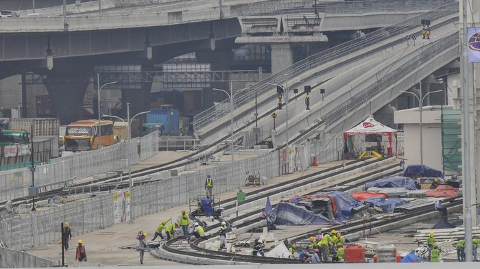 Sejumlah pekerja menyelesaikan proyek pembangunan  Depo LRT (Light Rail Transit) Jabodebek di Jatimulya, Kabupaten Bekasi, Jawa Barat, Jumat (1/4/2022). Progres pembangunan LRT Jabodebek tahap 1 mencapai 90 persen dengan rincian Cawang-Cibubur 95 persen, Cawang-Dukuh Atas 90 persen, Cawang-Bekasi Timur 88 persen dan ditargetkan dapat beroperasi pada Agustus 2022. ANTARA FOTO/ Fakhri Hermansyah/nym.