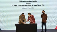 Direktur TI dan Operasi Bank Jatim, Tonny Prasetyo bersama Vice President Area Account Management, Yogi Rizkian Bahar yang disaksikan oleh Direktur Network Telkomsel, Nugroho. Signing Ceremony dengan PT Bank Pembangunan Daerah Jawa Timur Tbk (“Bank Jatim”) terkait implementasi secara komersial 4 Layanan Digital Security Telkomsel, di Kantor Telkomsel, Kamis (31/3/2022).