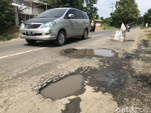 Jalan Rusak, Warga Rembang Pasang Karung di Jalur Tireman-Japerejo